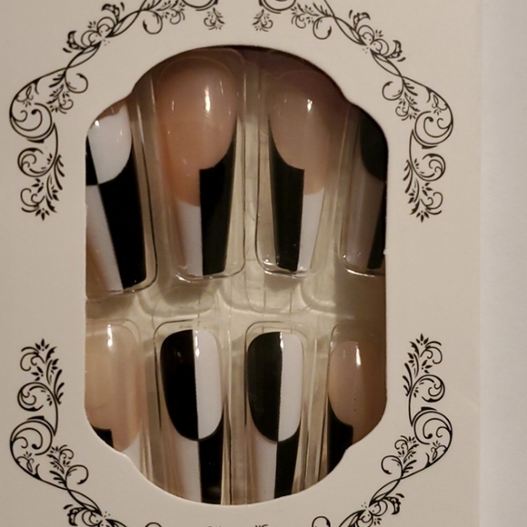 Black and White Square Fake Nails - Picture 3 of 3